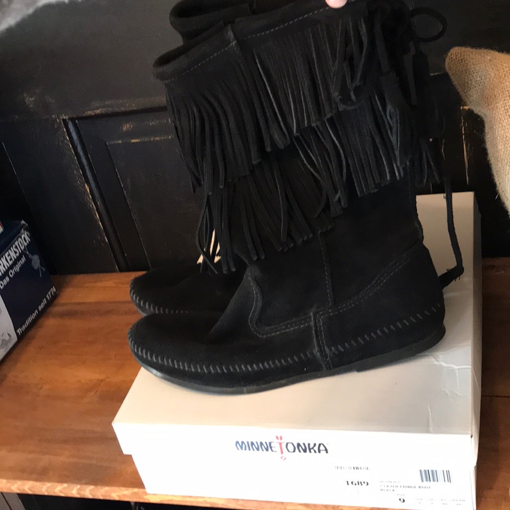 Minnetonka 2 Layer fringe Boot Black sz9